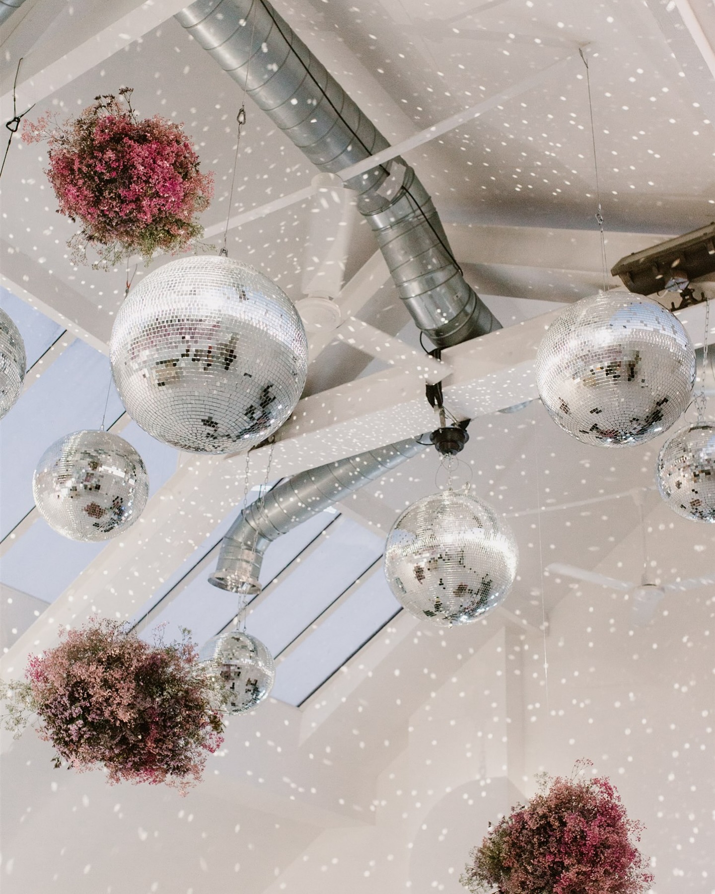 A glittery start to the week, reminiscing about Holly & Michael’s dreamy decoration in The Loft ????????

@agnes.black 
@hollyrussell_1 
@mikeydale 
@hipswinguk 
@sassflower 

#fivefourstudios