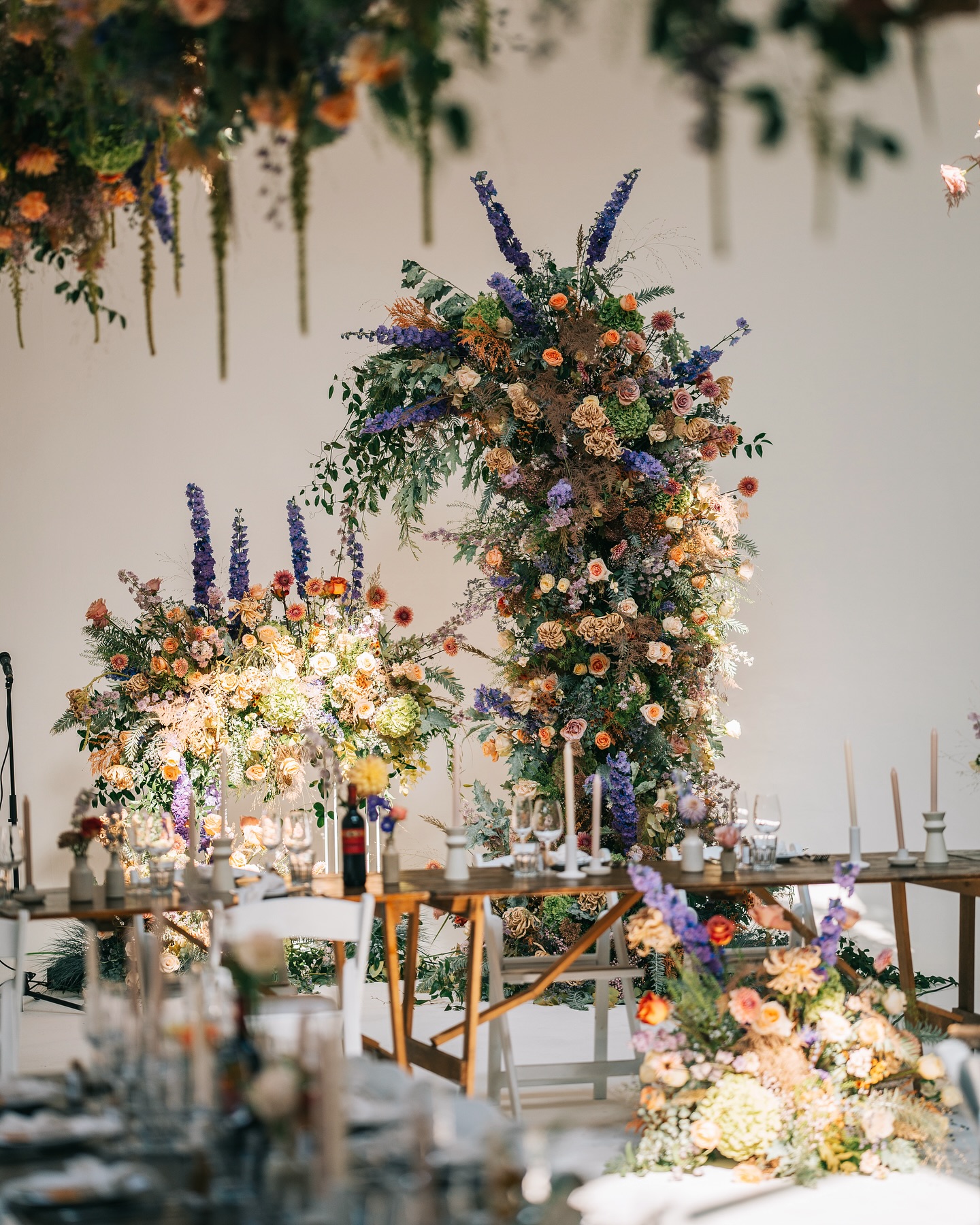 Floral heaven for Dave & Kerry’s big day this past weekend! ????

Congratulations to you both for your beautiful wedding, and thank you as always to @floveevents & @flower_lounge ????

Stunning capture by @jakweddingphoto 

@dave__draws 
@kerrysando 
@hipswinguk 
@proovepizza 
@helenaviolin_ 
@thenakedcandleco 
@garni.events 
@newyorkbrassband 

#fivefourstudios